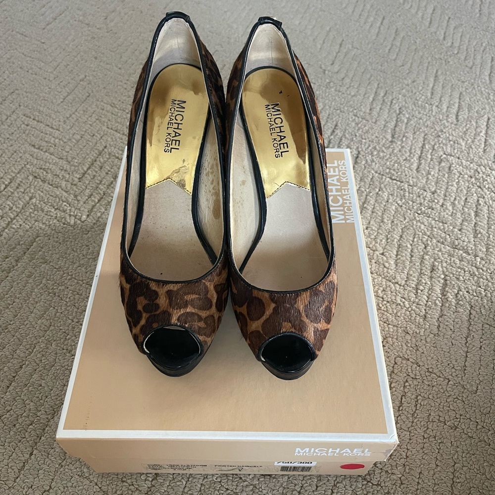 MICHAEL Michael Kors York Platform Printed Haircalf Peep Toe Pump Size 7.5